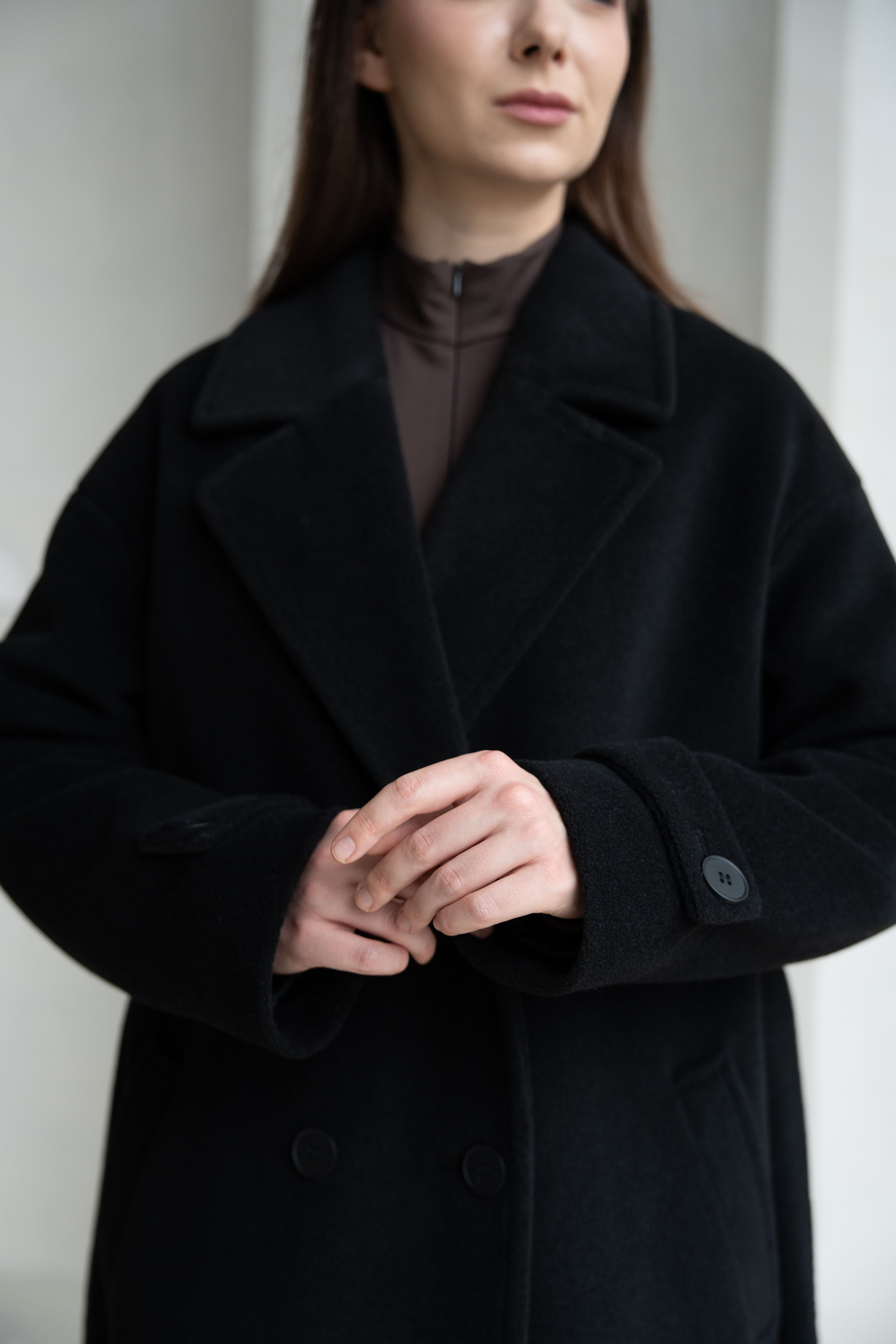 Пальто утеплене Luxe в чорному кольорі — фото 2